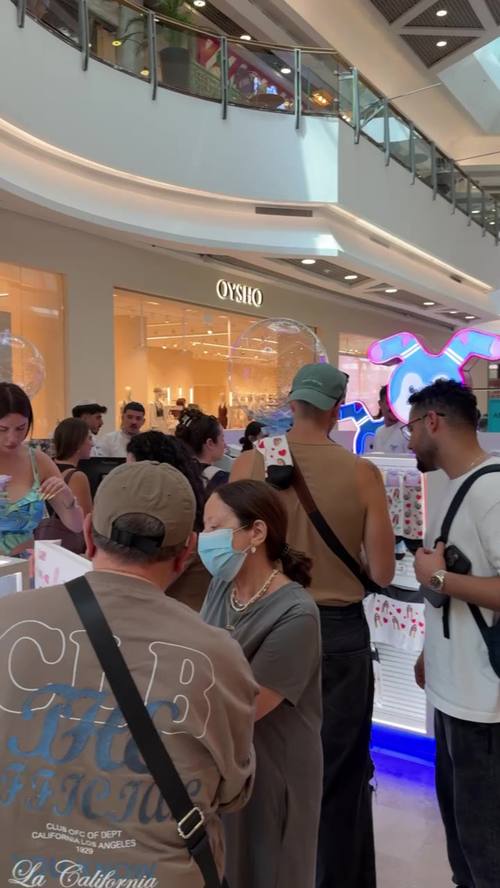 Shugis kiosk with customers